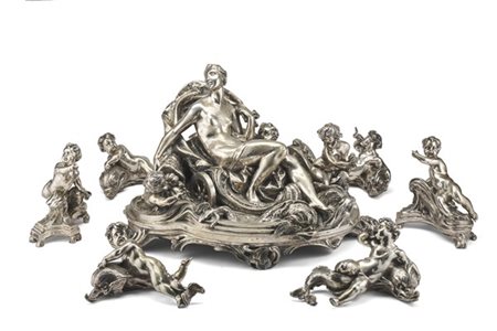 Grande centrotavola in argento con parte centrale decorata a tuttotondo da trio