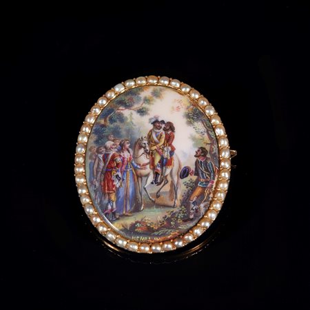  
Spilla in oro con portaricordo 
 