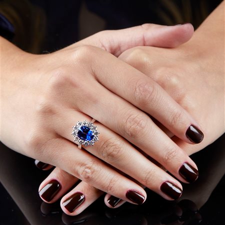  
Anello con zaffiro blu ovale 
 
