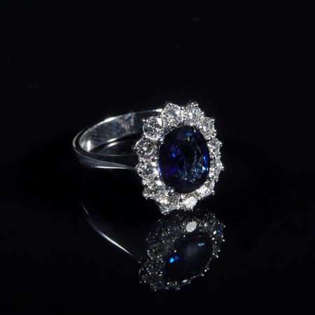  
Anello con zaffiro blu ovale  
 