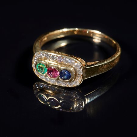  
Anello in oro giallo 
 