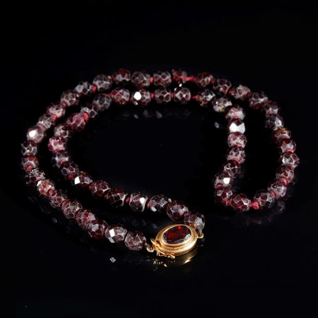  
Lotto composto da tre collane 
 