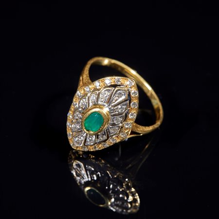  
Anello in oro giallo e bianco 
 