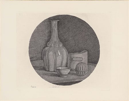 Grande natura morta circolare con bottiglia e tre oggetti