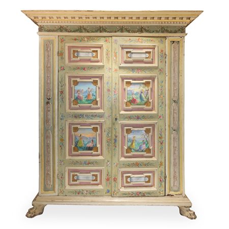 Armadio a due ante laccato e dipinto con quattro formelle per anta dipinte con scene di figure femminili, cappello dentellato di forma aggettante e piedi felini, 19° secolo Marches 