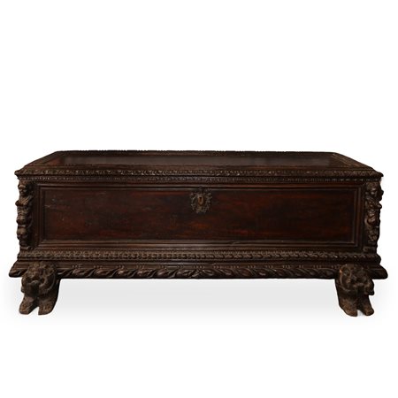 Cassapanca in legno di noce con teste di leone