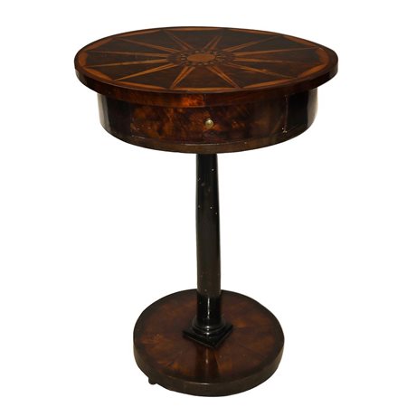 Piccolo tavolo rotondo in legno con piano intarsiato in legni chiari e cassetto centrale