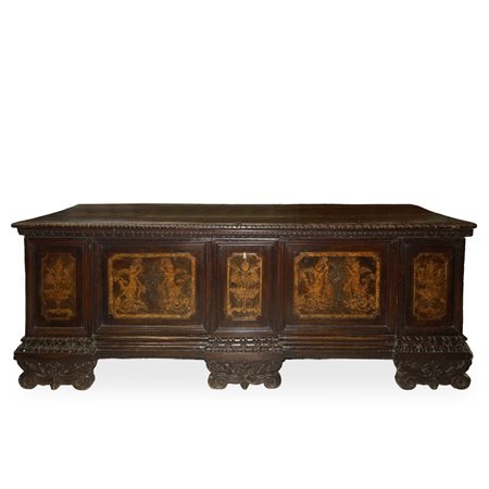 Cassapanca con dentellatura ed intarsi floreali e con putti sul fronte, Tuscany 17° secolo