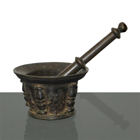 Mortaio in bronzo con pestello, 17° secolo