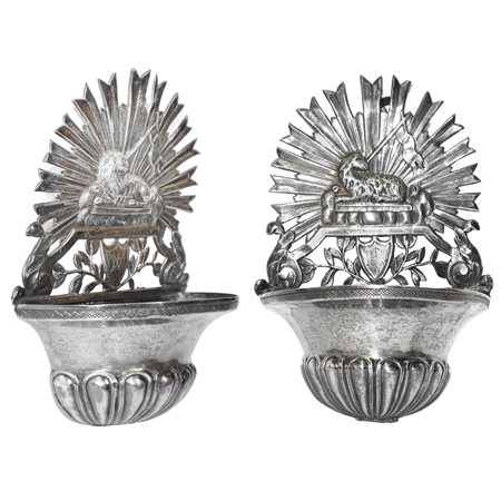 Coppia di piccole acquasantiere in argento con raggiera e agnello nella parte sommitale