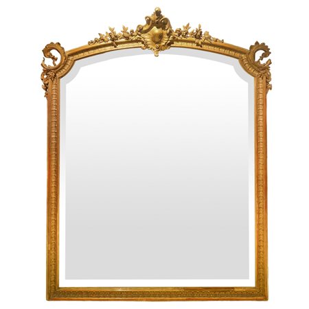 Grande specchio con cornice in  legno dorato con cimasa centrale intagliata e scolpita , 19° secolo 