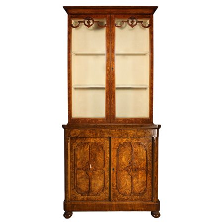 Vetrina a due corpi: corpo superiore a vetri, corpo inferiore a due sportelli