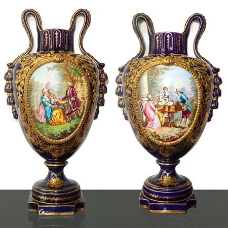 Sevres Porcellana - Jean-Michel Moreau (Parigi 1741 - Parigi 1814)  - Coppia di vasi in porcellana con scene galanti dipinte sul fronte, 18° secolo