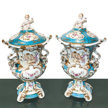 Porcelain Meissen - Coppia di poutiche in porcellana coperchio con amorino policromo su base bianca e turchese con decorazioni in oro e decori floreali con angioletti sul fronte, 20° secolo