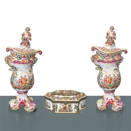 Capodimonte - Coppia di poutiche Capodimonte decorate a rilievo con putti nella parte sommitale e scrigno, primi 20° secolo