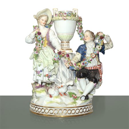 Porcelain Meissen - Allegoria dell'amore con ghirlande di fiori, scultura in porcellana policroma, second half of the 19° secolo