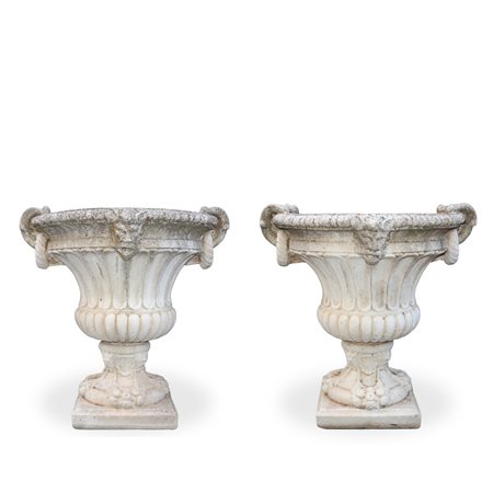 Coppia di grandi vasi in malta cementizia a cratere