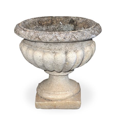 Piccolo vaso in malta cementizia a cratere