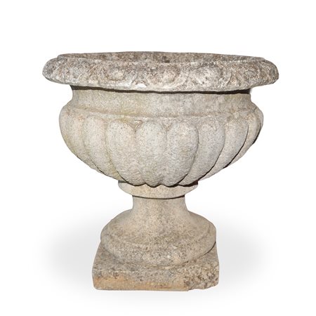 Piccolo vaso in malta cementizia a cratere