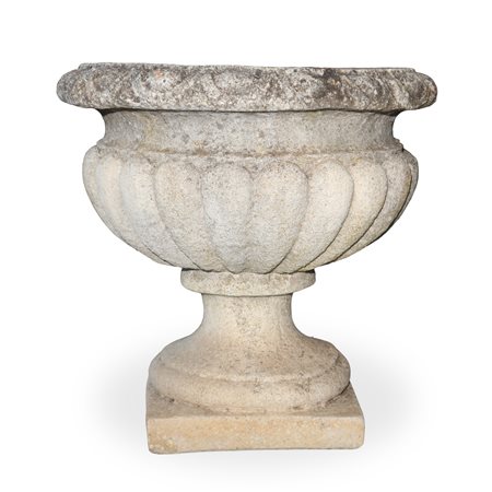 Piccolo vaso in malta cementizia a cratere