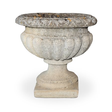 Piccolo vaso in malta cementizia a cratere