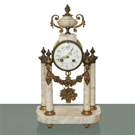 Orologio da tavolo a pendolo in marmo e metallo