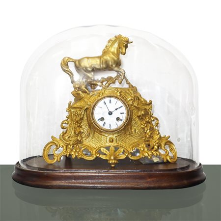 Orologio in metallo dorato in teca di vetro con quadrante in porcellana bianca