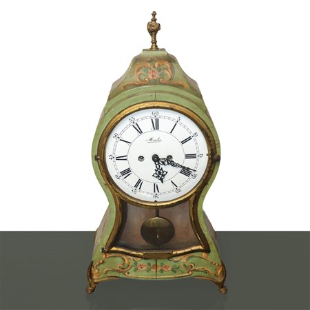 Orologio da tavolo a pendolo dipinto e laccato sui toni del verde , 20° secolo