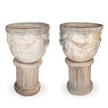 Coppia di vasi in malta cementizia con base a colonna