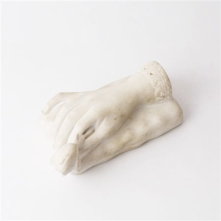 Scultura in marmo a forma di mano
