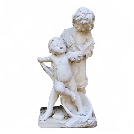 Non mi voglio lavare, scultura in marmo bianco