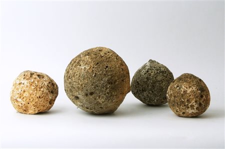 Quattro palle di cannone in pietra di varie misure (4)