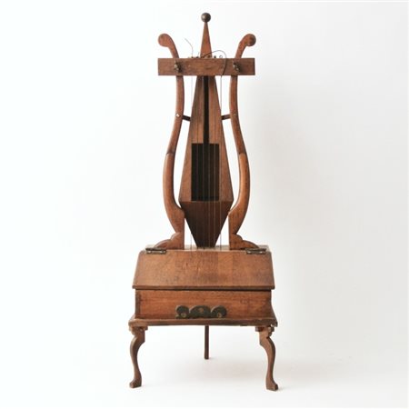 Soprammobile da tavolo in legno con forma di lira