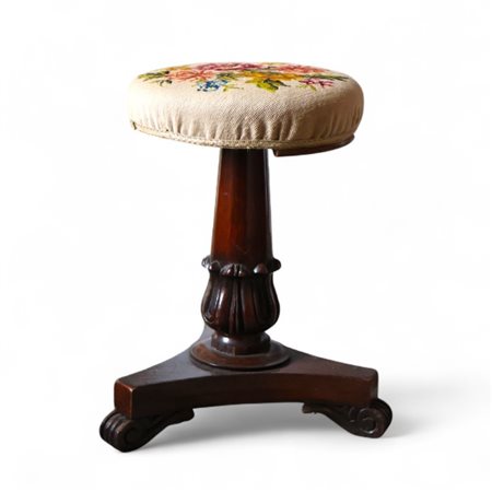 Panchetto da pianoforte in mogano intagliato