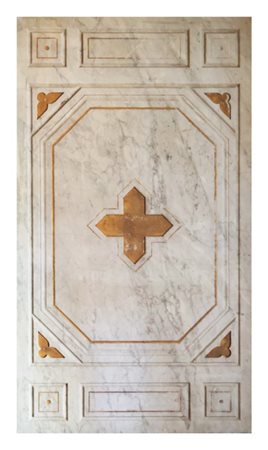 Piano in marmo bianco intagliato ed in parte dorato