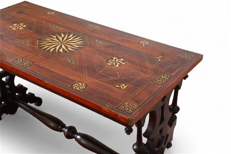 Importante piano di tavolo listrato in noce ed osso ed intarsiato a motivi geometrici