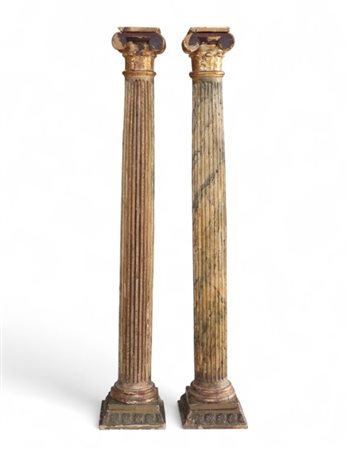 Coppia di colonne in legno intagliato, dorato e dipinto a finto marmo