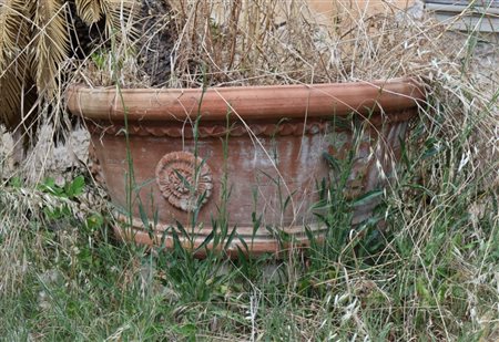 Due conche in terracotta decorate con mascheroni e rosoni