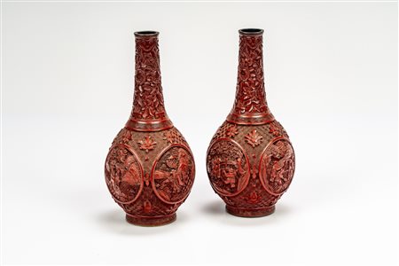 Coppia di vasi piriformi in lacca rossa cinabro, decorati a riserve con figure. Cina, secolo XIX