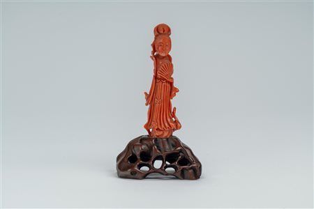 ☼ Piccola scultura in corallo raffigurante dama con ventaglio, su base lignea traforata. Cina, inizio secolo XX