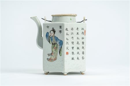 Teiera in porcellana famiglia rosa di forma esagonale decorata con figure e ideogrammi. Cina, inizi secolo XX