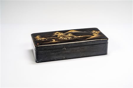 Scatola in lacca a fondo nero di forma rettangolare, decorata in oro e rosso con veduta del Monte Fuji. Giappone, periodo Meiji (1868–1912)