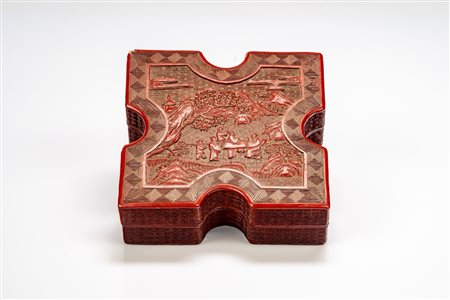 Scatola in lacca rossa cinabro di forma quadrata, decorata con figura di saggio e studenti in un giardino. Cina, inizi secolo XX