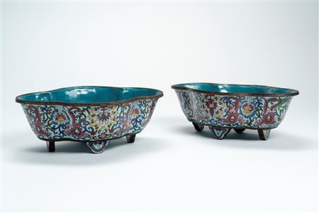 Coppia di fioriere in smalto cloisonné di forma globulare. Cina, fine secolo XIX