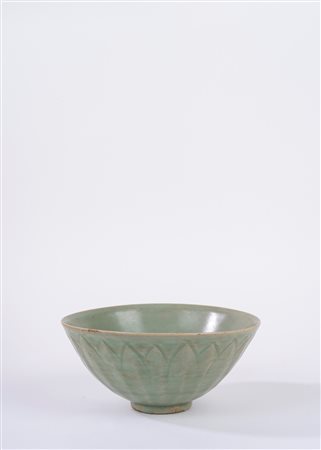 Ciotola a invetriatura Celadon con decoro a fiore di loto a rilievo. Cina, Dinastia Ming (1368-1644)