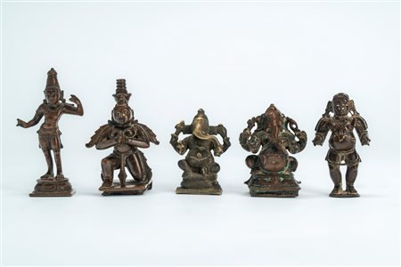 Lotto di cinque piccole sculture in ottone/bronzo due raffiguranti Ganesha, una raffigurante un anjali mudra, una raffigurante un yaksha e un'altra raffigurante Khrishna bambino danzante. India, secolo XIX