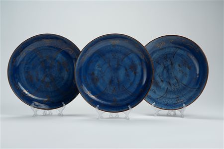 Tre piatti in porcellana con invetriatura powder blue e decori dorati. Cina, secolo XVIII/XIX