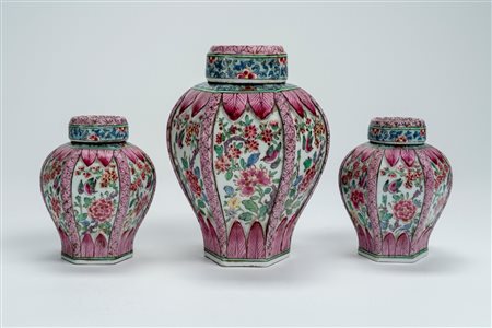 Tre piccole potiches con coperchio di forma esagonale decorate con riserve a motivi floreali. Probabilmente Giappone, secolo XIX