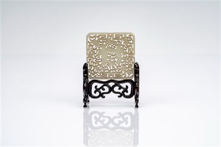 Placca in giada bianca traforata con figure e nuvole stilizzate, su base lignea. Cina, fine secolo XIX