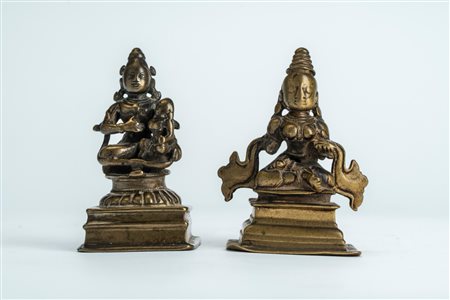 Due piccole sculture in ottone/bronzo una raffigurante Parvhati con il giovane Ganesha e l'altra raffigurante una dea shaktica probabilmente Devi (Shakti). India, secolo XIX